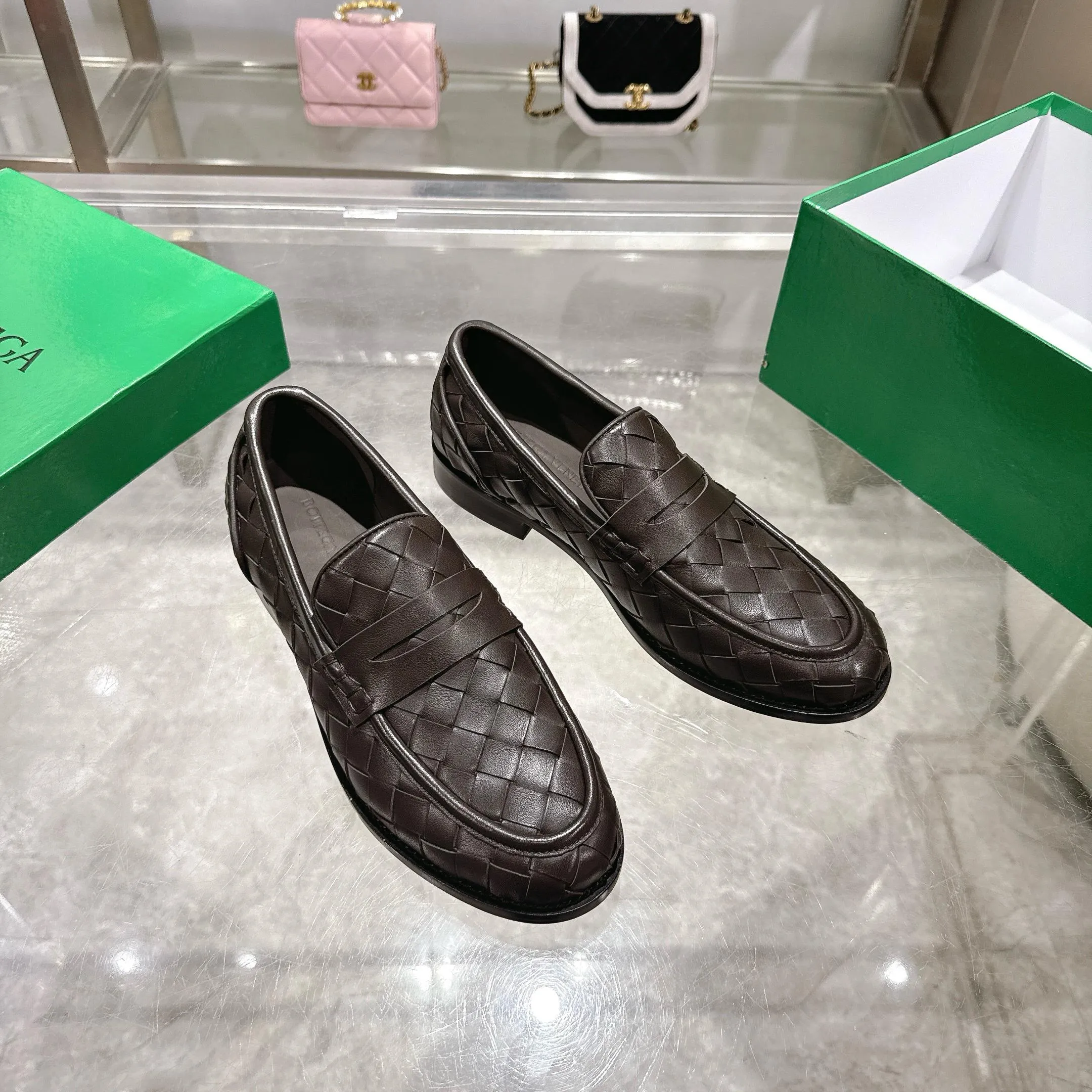 [BV] Top P: 820💰Size for couples: Female 35-39 Male 39--44 (Female 40. Male 38.45.46.47 customization is not returnable) [Note‼ ️] Add 💰 to size 46, add 💰 to size 47. Bottega Veneta small round toe braided formal leather shoes for couples in 2026 spring counters! Grained cowhide woven! Solid color Niuli! Leather outsole! [Rose][Rose]! Purely hand-woven and operated, the original board is reproduced one-to-one! quality assurance!